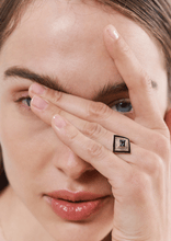 Load image into Gallery viewer, Ginger bague 4 Forêt, émail, saphir, diamants salt & pepper, porté 3