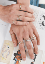 Load image into Gallery viewer, Alliance 3, or jaune 18 carats Porté 1