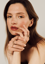 Load image into Gallery viewer, Bague Ani 2 Rose, or jaune, saphirs roses, diamants "salt and pepper", rubis porté 2