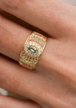 Load image into Gallery viewer, Bague Ani 4 Sable en or 18k avec saphirs vert tilleul, saphirs cognac, saphir vert, diamant blanc portée 5