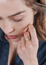 Load image into Gallery viewer, Ani Bague 5 Cognac, or 18k, saphirs cognac, émeraudes, diamants blancs portée 1