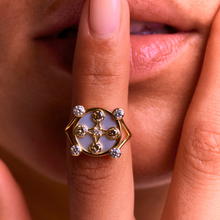 Load image into Gallery viewer, Sophie d'Agon, bague en or jaune 18 carats, Selene, nacre, diamants bruns, diamants blancs, porté