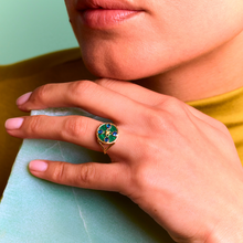 Load image into Gallery viewer, Sophie d'Agon, Selene bague en or jaune 18 carats, malachite, saphirs bleu, saphirs jaunes, porté