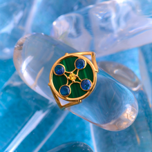 Load image into Gallery viewer, Sophie d'Agon, Selene bague en or jaune 18 carats, malachite, saphirs bleu, saphirs jaunes, porté