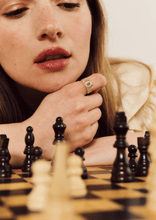 Load image into Gallery viewer, Bague Ani 4 Sable en or 18k avec saphirs vert tilleul, saphirs cognac, saphir vert, diamant blanc portée 2