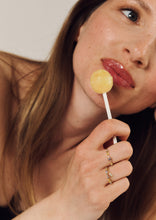 Load image into Gallery viewer, Bague Gaia 2 givre or jaune, saphirs jaunes et bleus, diamants salt and pepper porté