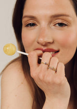 Load image into Gallery viewer, Bague Gaia 2 givre or jaune, saphirs jaunes et bleus, diamants salt and pepper porté