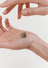 Load image into Gallery viewer, Ginger bague 5 forêt, émail, saphir, diamants salt & pepper, diamants noirs, porté 2