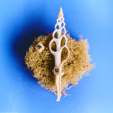 Load image into Gallery viewer, Ginger Bague 5 Océan, Sophie d'Agon, émail blanc, diamants salt and pepper, tourmaline, or jaune 18 carats recyclé, nature morte