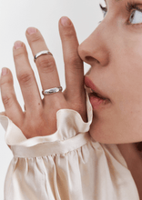 Load image into Gallery viewer, Alliance 1, or jaune 18 carats porté 1