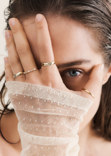 Load image into Gallery viewer, Alliance Miniflower Love 3 , or rose 18 carats, diamants blancs porté 2