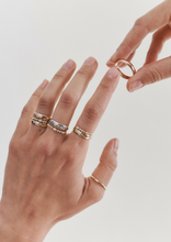 Load image into Gallery viewer, Alliance Miniflower Love 3 , or rose 18 carats, diamants blancs porté 1