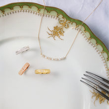 Load image into Gallery viewer, Alliance Miniflower Love 4 or blanc 18k recyclés avec diamants blancs Nature Morte 1