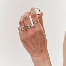 Load image into Gallery viewer, Alliance Miniflower Love 4, or jaune 18 carats, diamants blancs Porté 2