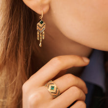 Load image into Gallery viewer, Bague Ani 2 verte, or jaune, diamants noirs, émeraudes, saphirs bleus, jaunes et cognac, porté 3