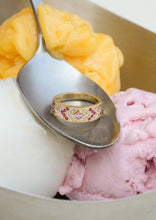 Load image into Gallery viewer, Ani bague 3 Rose en or 18K avec diamants salt & pepper, saphir rose nature morte 2