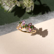 Load image into Gallery viewer, Camélia Bague 1 Pivoine, tsavorites, saphirs roses, diamants blancs, nature morte 1