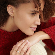 Load image into Gallery viewer, mini boucle d'oreilles luciole rose or jaune émeraude, rubis et saphirs roses porté