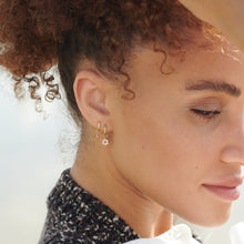 Load image into Gallery viewer, charm miniflower 1 rose en or jaune 18 carats, saphirs roses et rubis porté 1