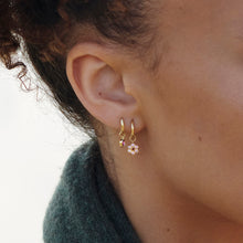 Load image into Gallery viewer, charm miniflower 1 rose en or jaune 18 carats, saphirs roses et rubis porté 2