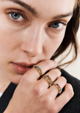 Load image into Gallery viewer, Bague Gaia 3 Turquoise en or jaune avec turquoise, saphir rose, rubis et émeraude porté 1