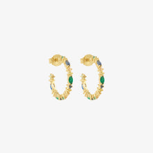 Load image into Gallery viewer, Boucles d'oreilles créoles Gaia or jaune, saphirs et émeraudes profil