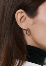 Load image into Gallery viewer, Boucles d'oreilles créoles Gaia or jaune, saphirs et émeraudes portées 1