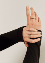 Load image into Gallery viewer, Bague Georgia 1 or recyclé 18 carats et diamants porté 2