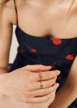 Load image into Gallery viewer, Bague Georgia 1 Verte en or jaune avec émeraude porté 1