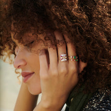 Load image into Gallery viewer, Ginger Emeraude Rubis saphir Rose Or 18 carats Sophie d'Agon porté 4