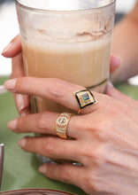 Load image into Gallery viewer, Ginger bague 4 Forêt, émail, saphir, diamants salt & pepper, portée 2