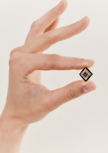 Load image into Gallery viewer, Ginger bague 4 Forêt, émail, saphir, diamants salt & pepper, porté 3