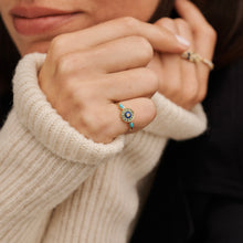 Load image into Gallery viewer, Bague Luna 1 Hydra en or 18k avec émeraudes, saphirs jaune et turquoises porté 1