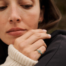 Load image into Gallery viewer, Bague Luna 1 Hydra en or 18k avec émeraudes, saphirs jaune et turquoises porté 2