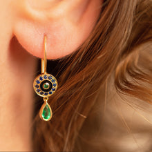 Load image into Gallery viewer, Boucles d'oreilles Luna or jaune, émail noir, émeraudes et saphirs bleus porté