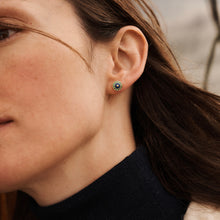 Load image into Gallery viewer, Luna Puces d'oreilles 1 Hydra avec 18k avec émeraudes et saphirs jaunes porté 1