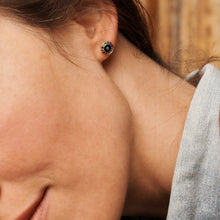 Load image into Gallery viewer, Luna Puces d'oreilles 1 Vertes en or 18k avec émeraudes et saphirs bleus porté 1