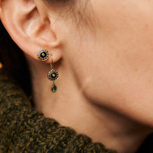 Load image into Gallery viewer, Luna Puces d'oreilles 1 Vertes en or 18k avec émeraudes et saphirs bleus porté 2