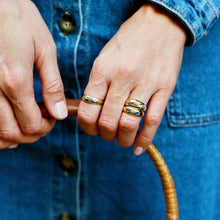 Load image into Gallery viewer, Maxiflower Bague Crocus en or jaune 18 carats avec éméraudes, saphirs roses, rubis, saphirs bleus et saphir jaune porté 1