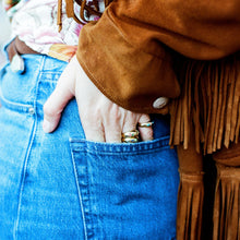 Load image into Gallery viewer, Maxiflower Bague Crocus en or jaune 18 carats avec éméraudes, saphirs roses, rubis, saphirs bleus et saphir jaune porté 2