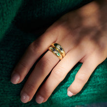 Load image into Gallery viewer, Miniflower Ring blue sapphire salt and pepper diamond emerald Sophie d'Agon porté 4