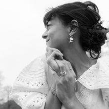 Load image into Gallery viewer, Boucle d'oreilles Fleur Libre or 18k émeraude rubis saphir rose saphir jaune Sophie d'Agon porté 3