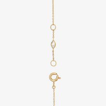 Load image into Gallery viewer, Chez Sophie d'Agon, on aime tout particulièrement les pierres précieuses de couleur, il fallait donc une bonne raison pour travailler le diamant blanc. Notre collier Miniflower s'y prête parfaitement. Délicat et étincelant, le collier Miniflower Diamant dépose sur votre peau une fleur de diamants.
Les diamants utilisés pour nos créations sont naturels et certifiés "libres de conflit". Ils sont de pureté VS1 et de couleur GH. (pour les bijoux de la collection Full Diamond).