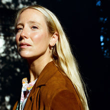 Load image into Gallery viewer, Miniflower boucles d'oreilles 4 Hibiscus or jaune 18 carats, saphirs cognacs et saphir jaune porté 1