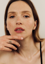 Load image into Gallery viewer, Rita bague 4 Pivoine, tsavorites, saphirs roses, diamants blancs, porté 1