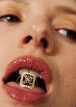 Load image into Gallery viewer, Rita bague 4 Pivoine, tsavorites, saphirs roses, diamants blancs, porté 2