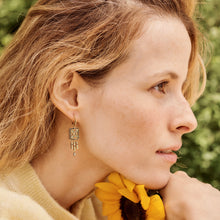 Load image into Gallery viewer, Boucles d'oreilles Rita 1 Verts en or 18 K, Saphirs, Diamants et émeraudes porté 1