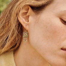 Load image into Gallery viewer, Boucles d'oreilles Rita 1 Verts en or 18 K, Saphirs, Diamants et émeraudes porté 3