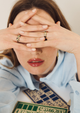 Load image into Gallery viewer, Bague camélia or saphirs bleu emeraude verte sophie d'agon portée 1