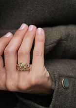 Load image into Gallery viewer, Camélia Bague 1 Pivoine, tsavorites, saphirs roses, diamants blancs, porté